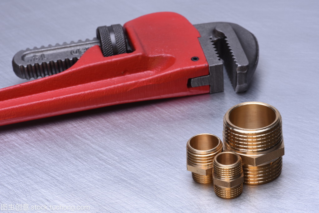 設備管道與供熱承包商的得力助手 黃銅水暖零件及其專用扳手